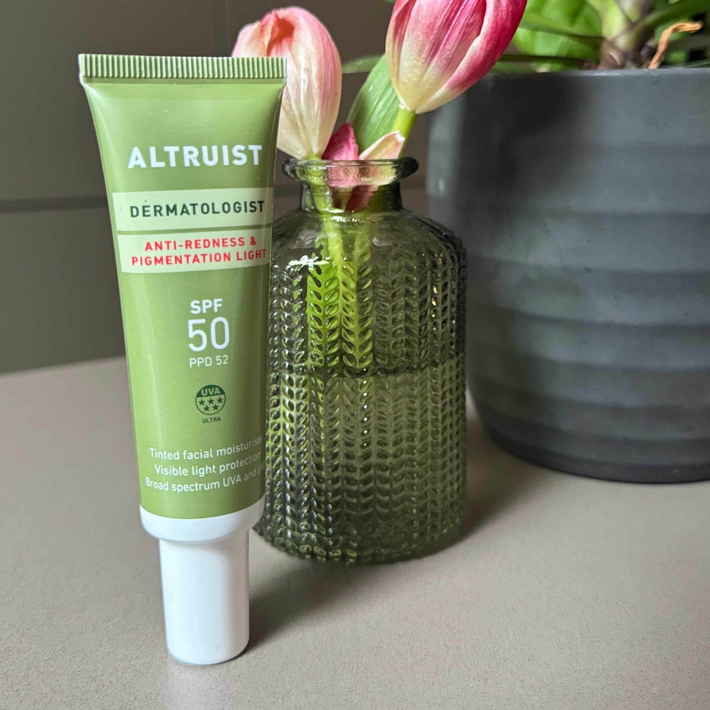 Altruist Anti-Redness Light lifestyle image